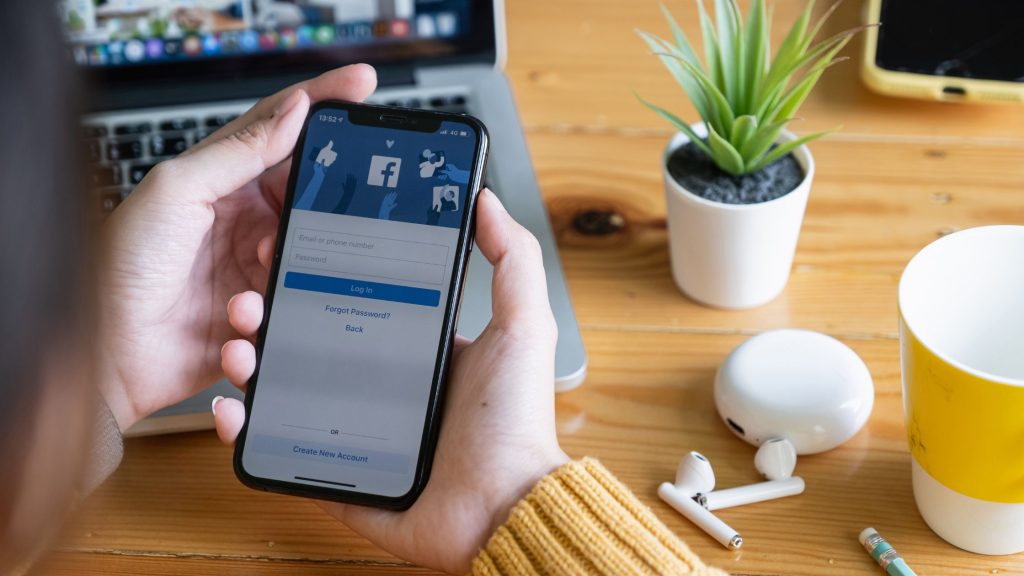 Facebook é Condenado a Indenizar Usuária